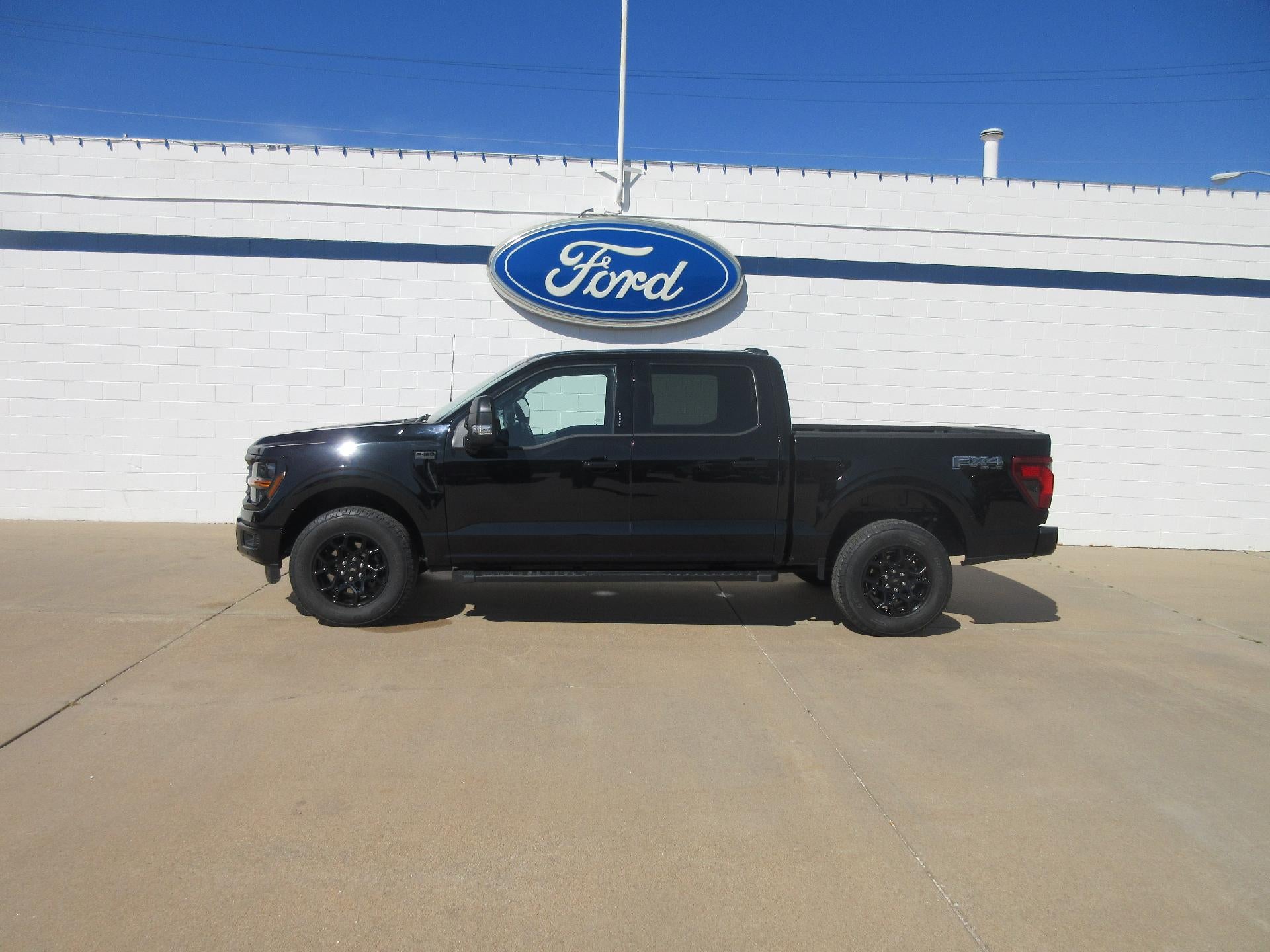 2024 Ford F-150 XLT 4WD SuperCrew 5.5' Box in Agate Black Metallic — front three-quarter view