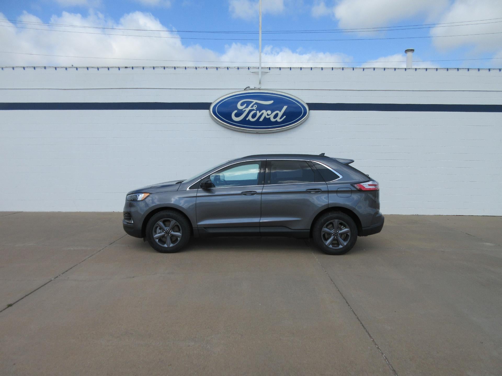 2022 Ford Edge SEL AWD in Carbonized Gray Metallic — front three-quarter view