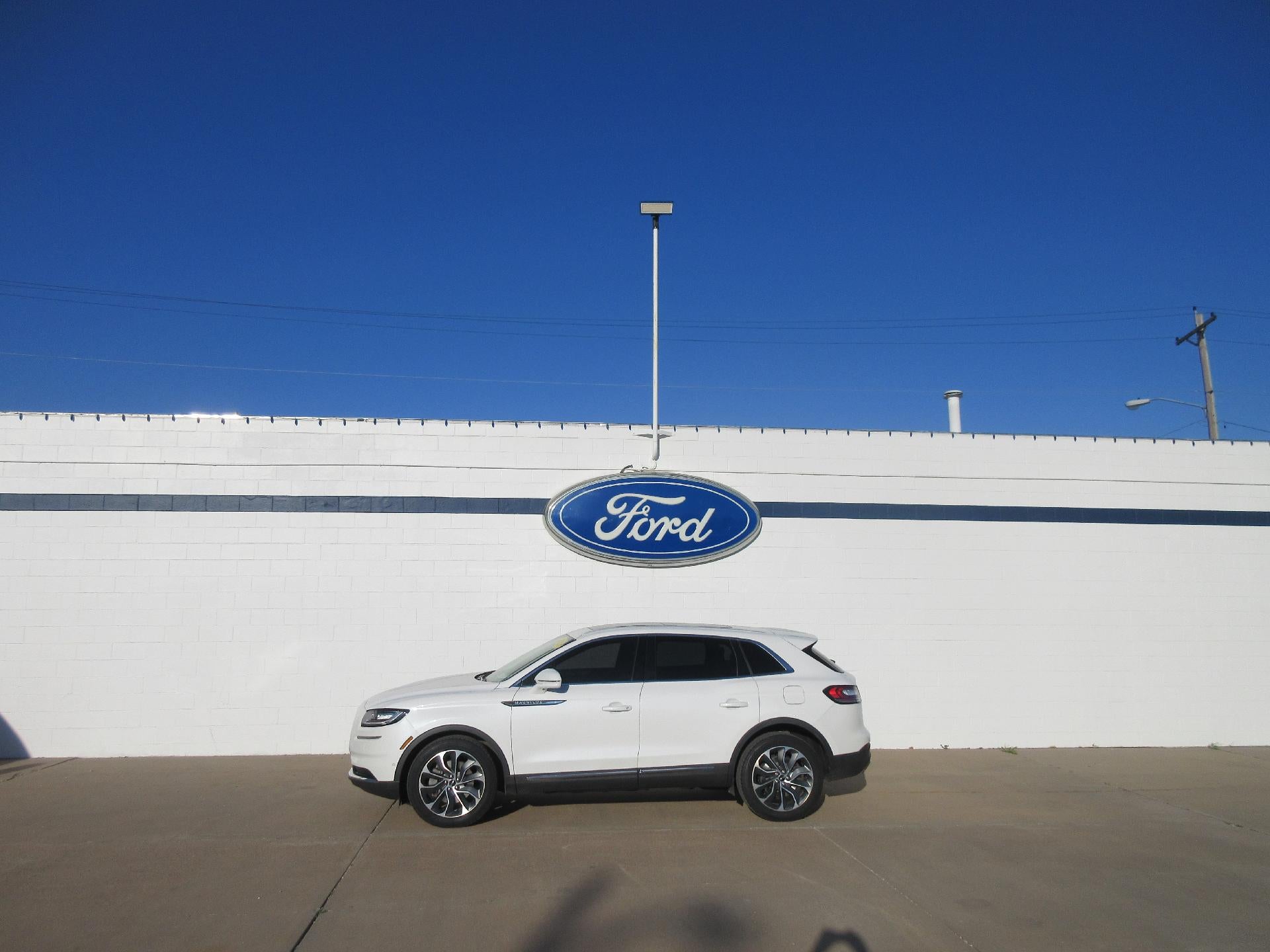 2023 Lincoln Nautilus Reserve AWD in Pristine White Metallic Tri-Coat — front three-quarter view